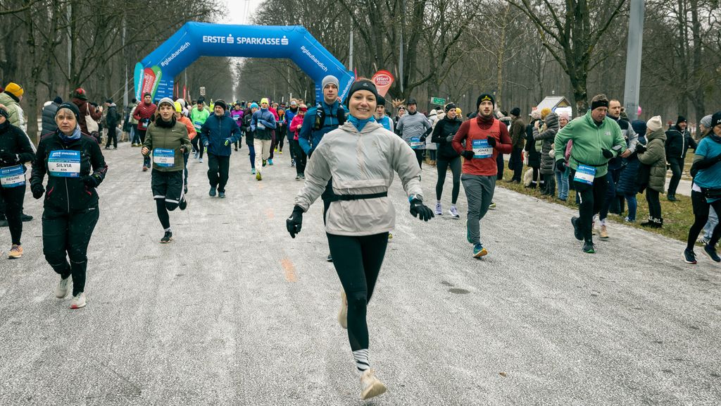 Läufer*innen die gerade auf der Prater Hauptallee entlang laufen
