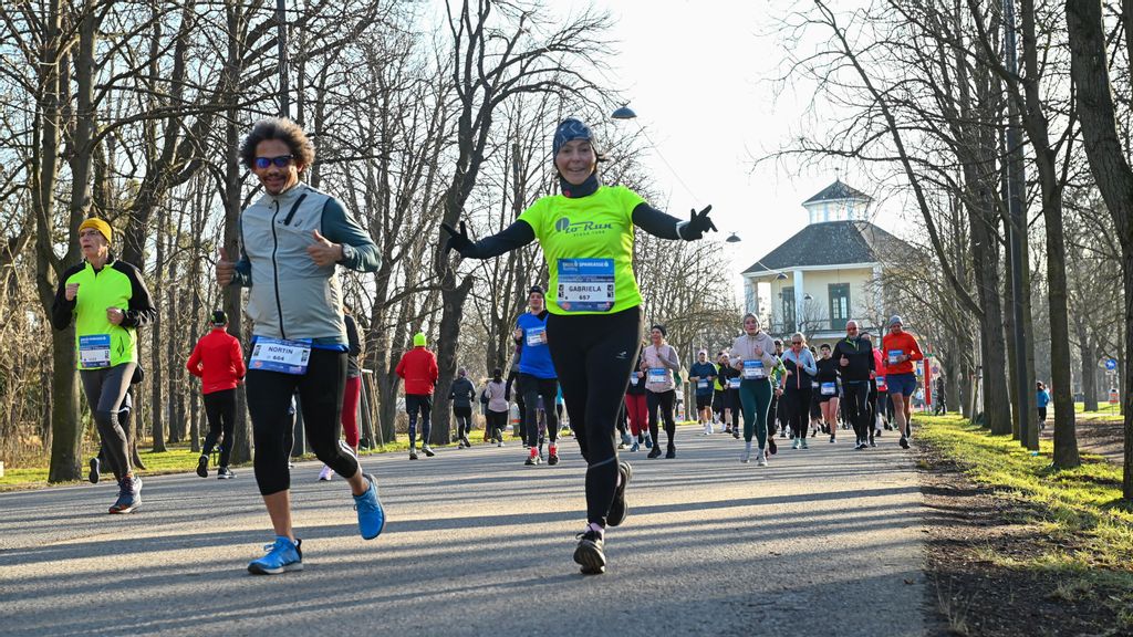 Läufer*innen in Sportkleidung laufen entlang der Prater Hauptallee