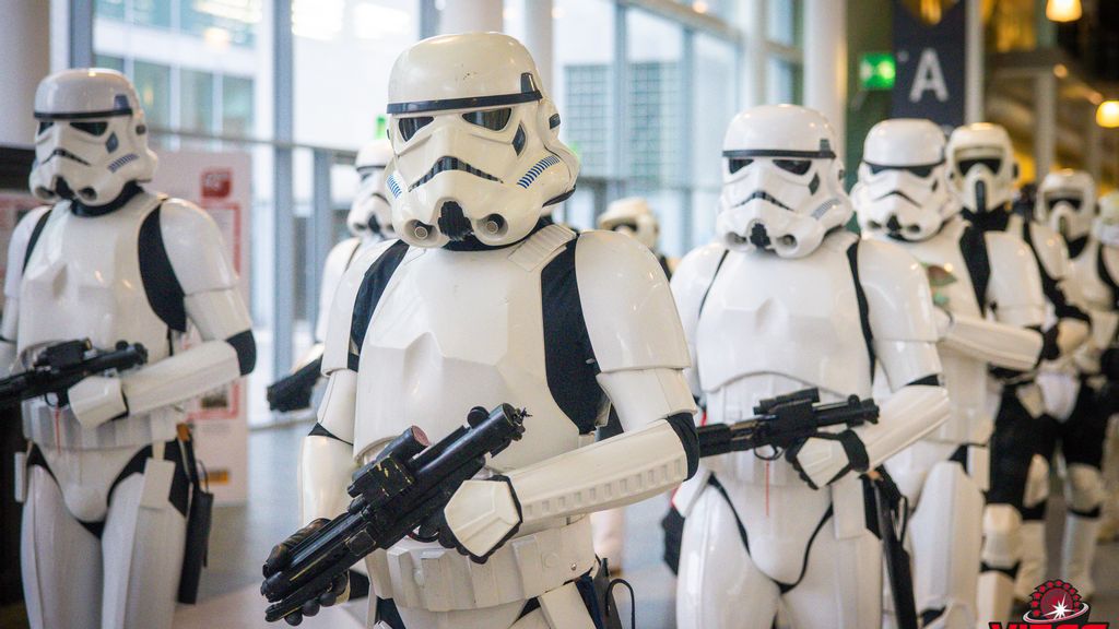 Personen als Star Wars Sturmtruppe verkleidet