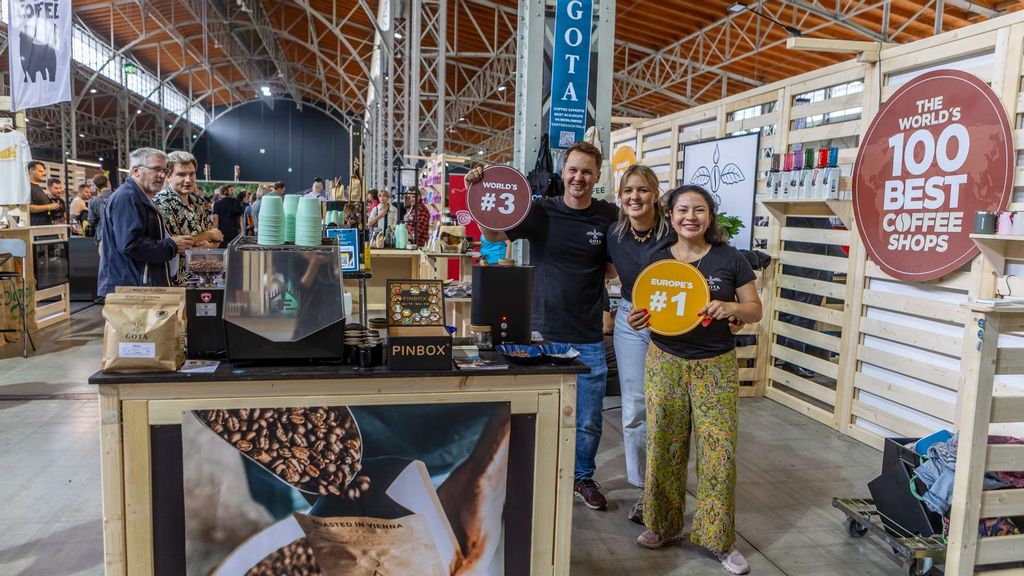 Personen stehen bei einem Kaffee-Stand beim Vienna Coffee Festival