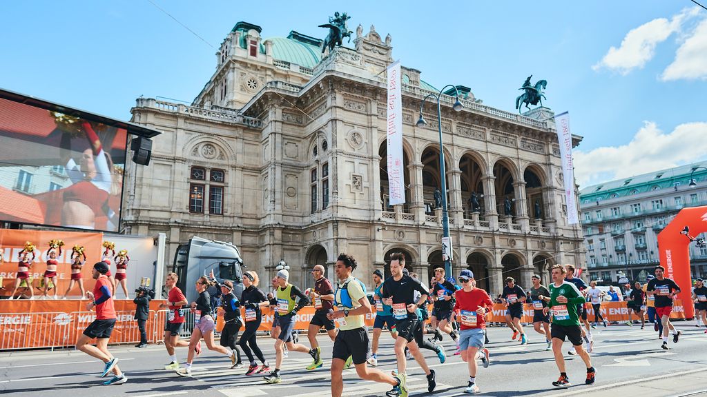 Personen, die gerade an der Staatsoper vorbei laufen