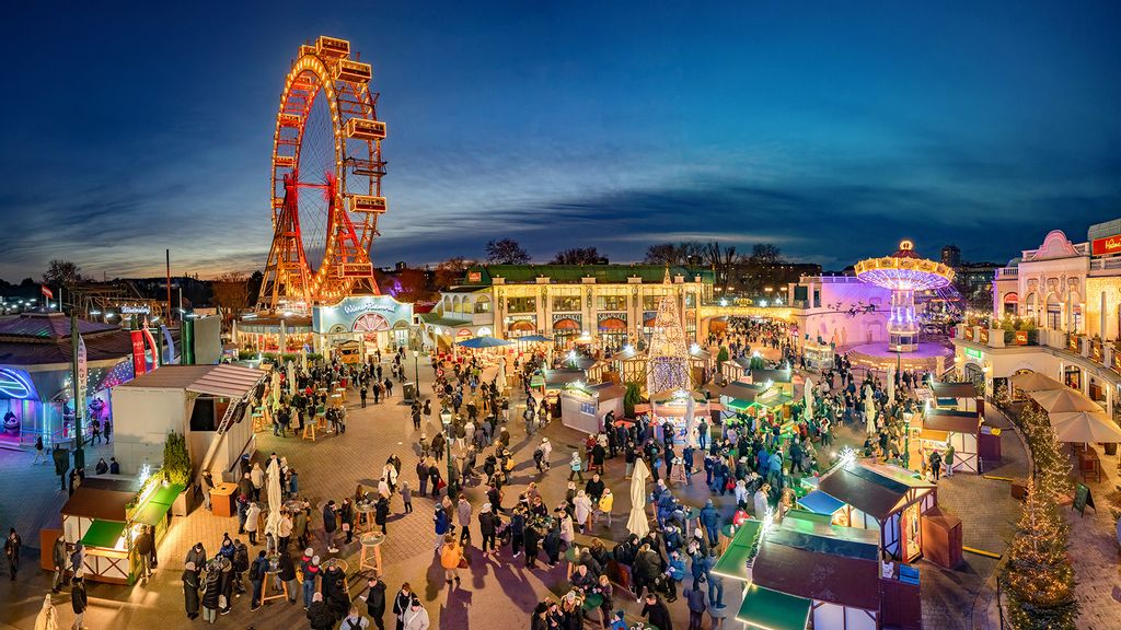 © Julius Silver_wintermarkt.at Der beleuchtete Riesenradplatz im Prater am Abend aus Vogelperspektive