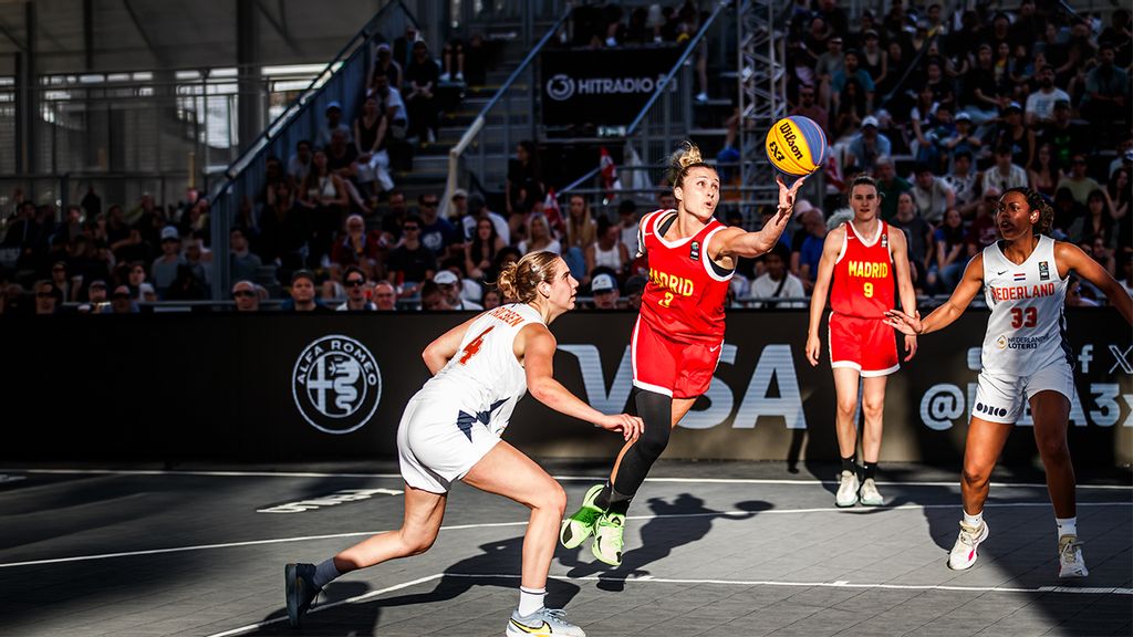 4 Basketballspielerinnen am Feld und eine wirft einen Basketball in die Luft