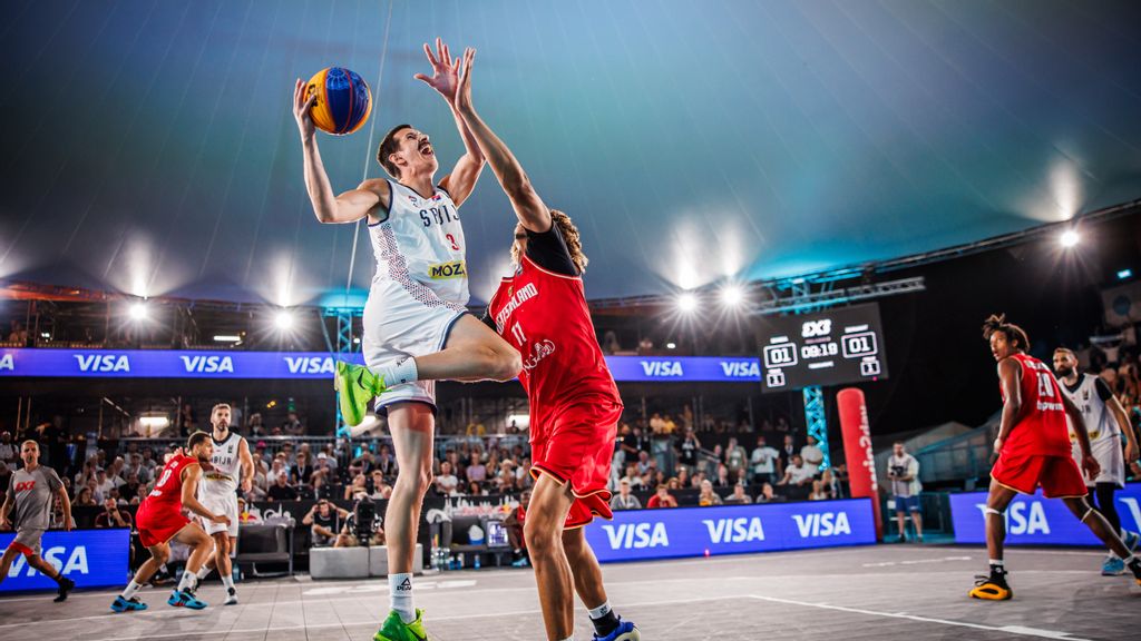 Basketballspieler auf einem Feld während eines Turniers