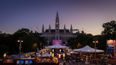 Der Rathausplatz mit vielen Ständen beleuchtet von oben 