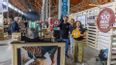 Personen stehen bei einem Kaffee-Stand beim Vienna Coffee Festival
